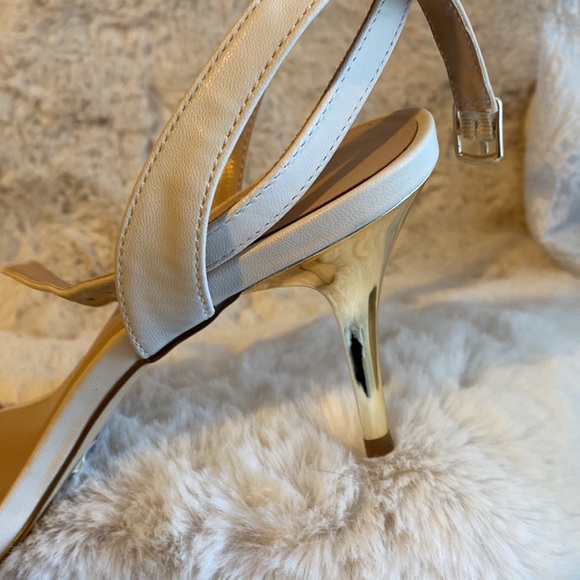 NWT - Never worn, white sandals with gold heels. SZ 10 - Picture 3 of 6